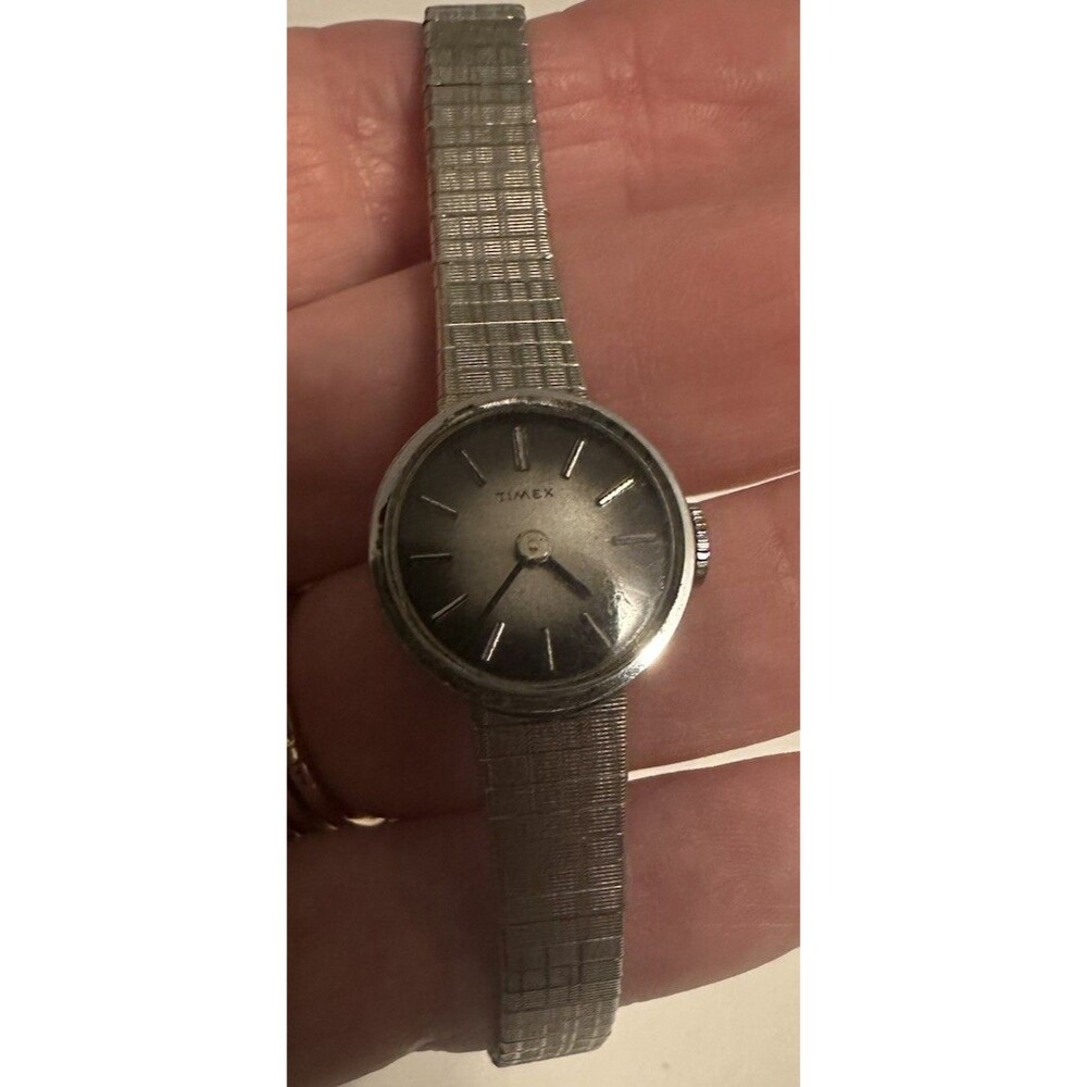 Vintage Timex Women’s Wrist Watch Silver Tone